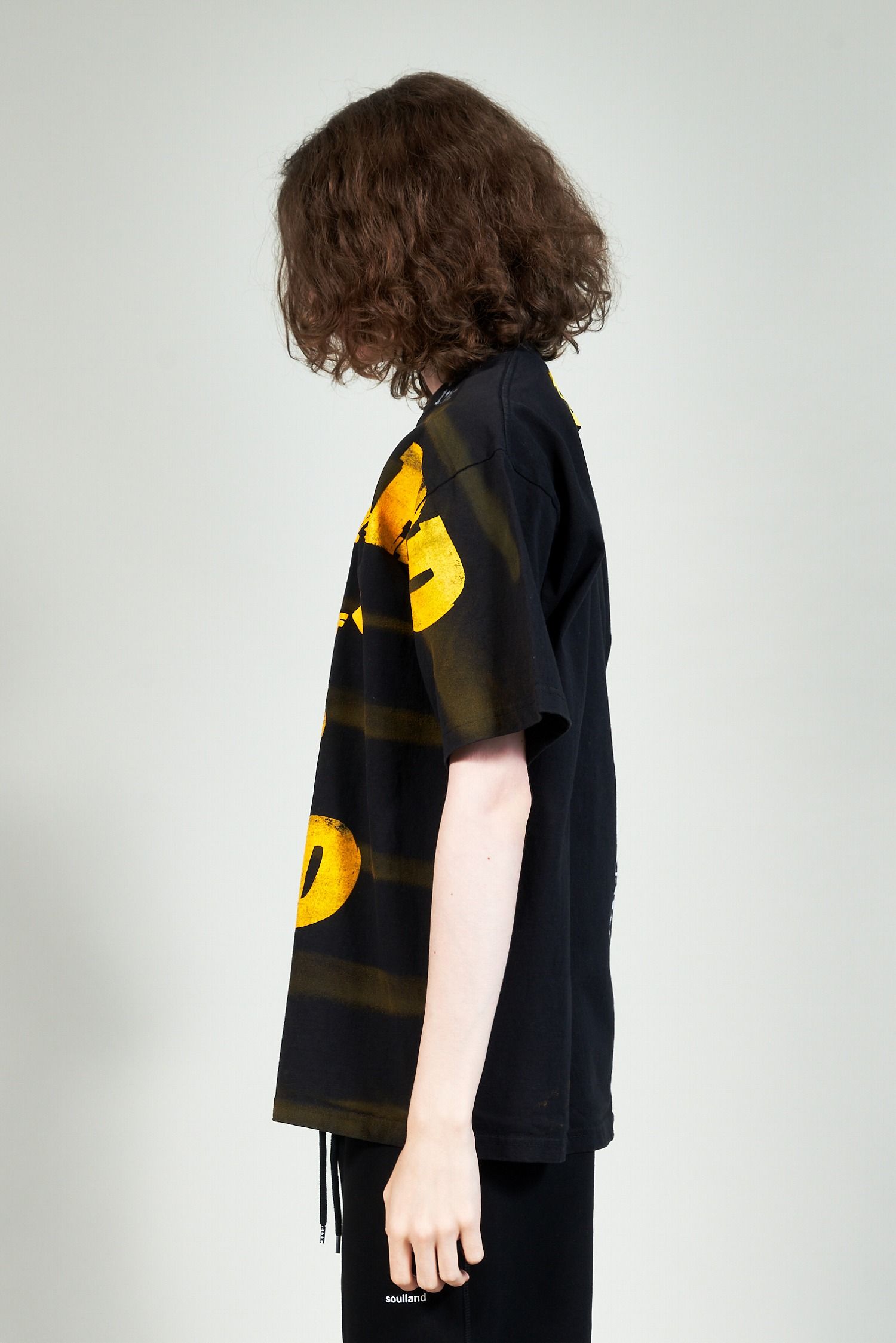 "TEST T" グラフィックプリント 半袖Tシャツ ブラック×イエロー (one and only)