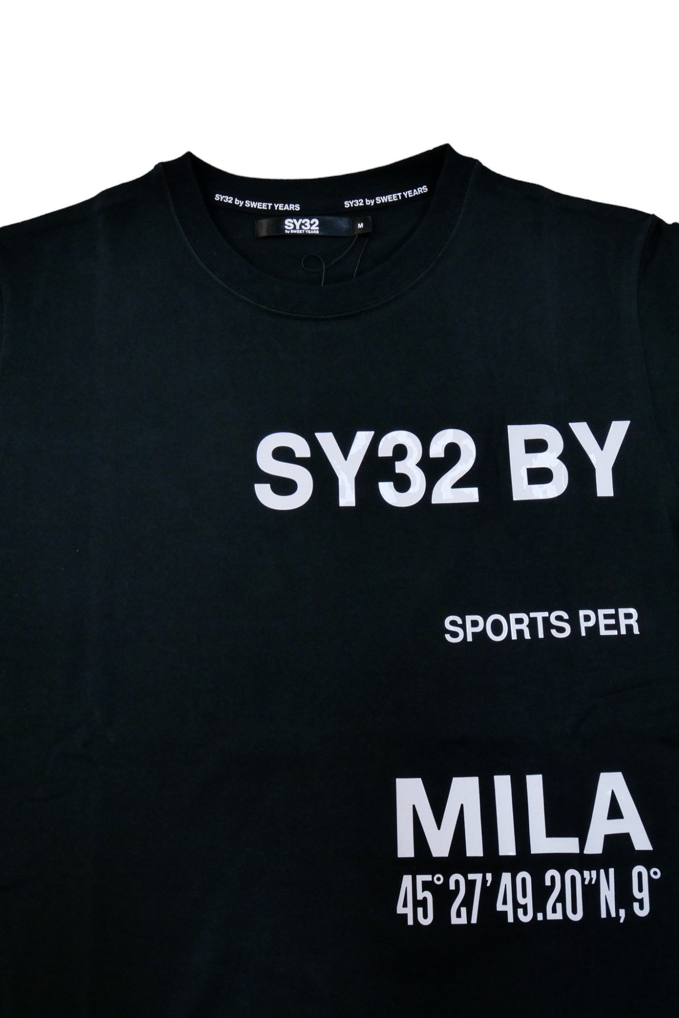 SY32 by SWEET YEARS - Straddle Print Tシャツ ブラック | 3RD