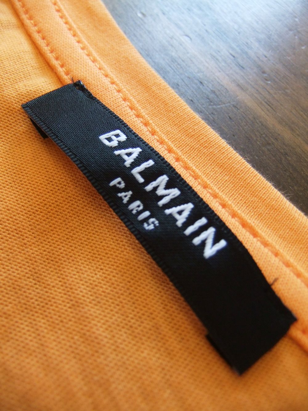 オレンジ コットン Tシャツ オレンジ Balmain Paris エンボスロゴ   VH1EF000/B038