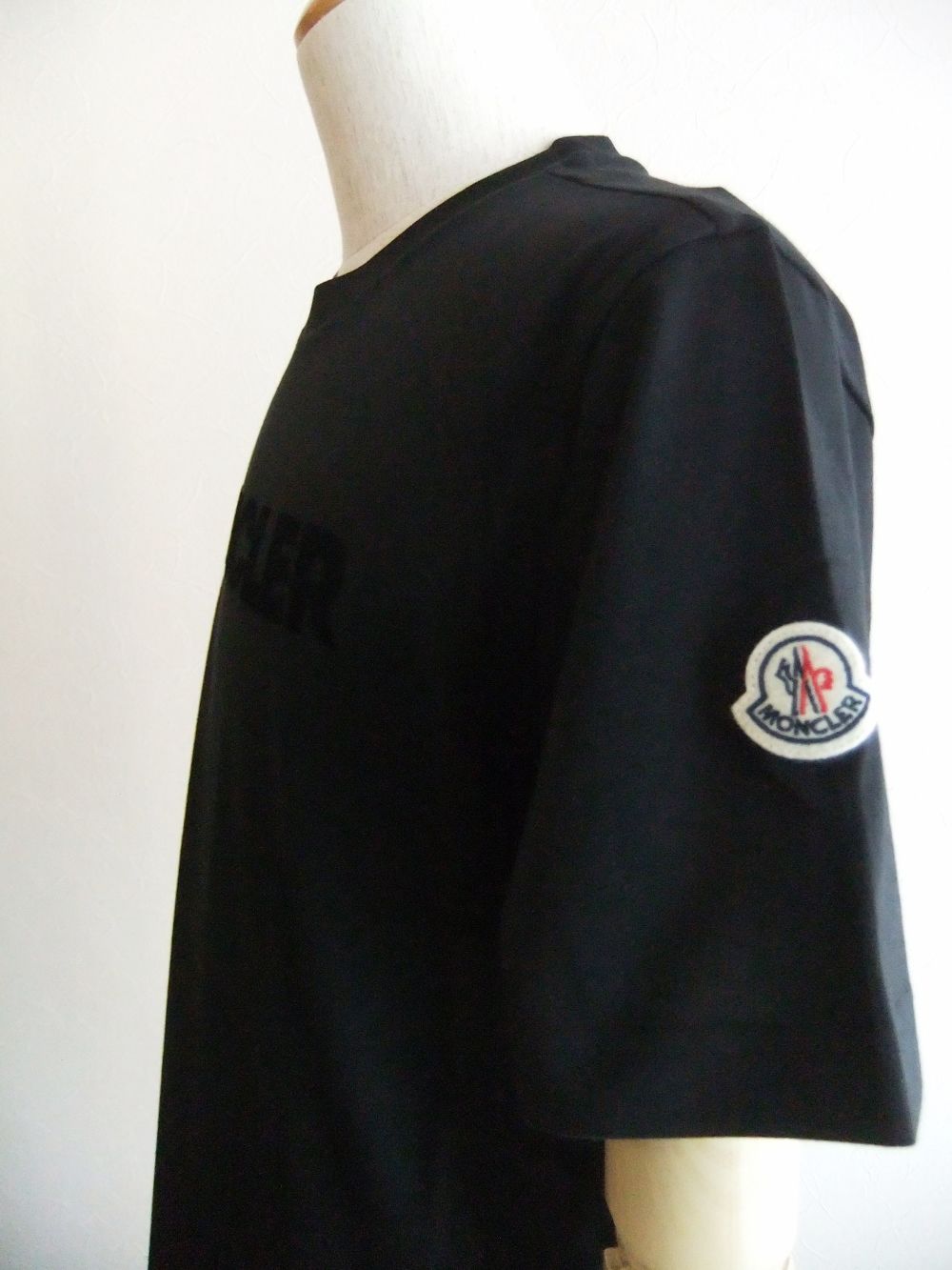 【即発】送料関税込 MONCLER フロック加工 ロゴプリントTシャツ Moncler フロックロゴ Tシャツ | ホワイト | FARFETCH JP