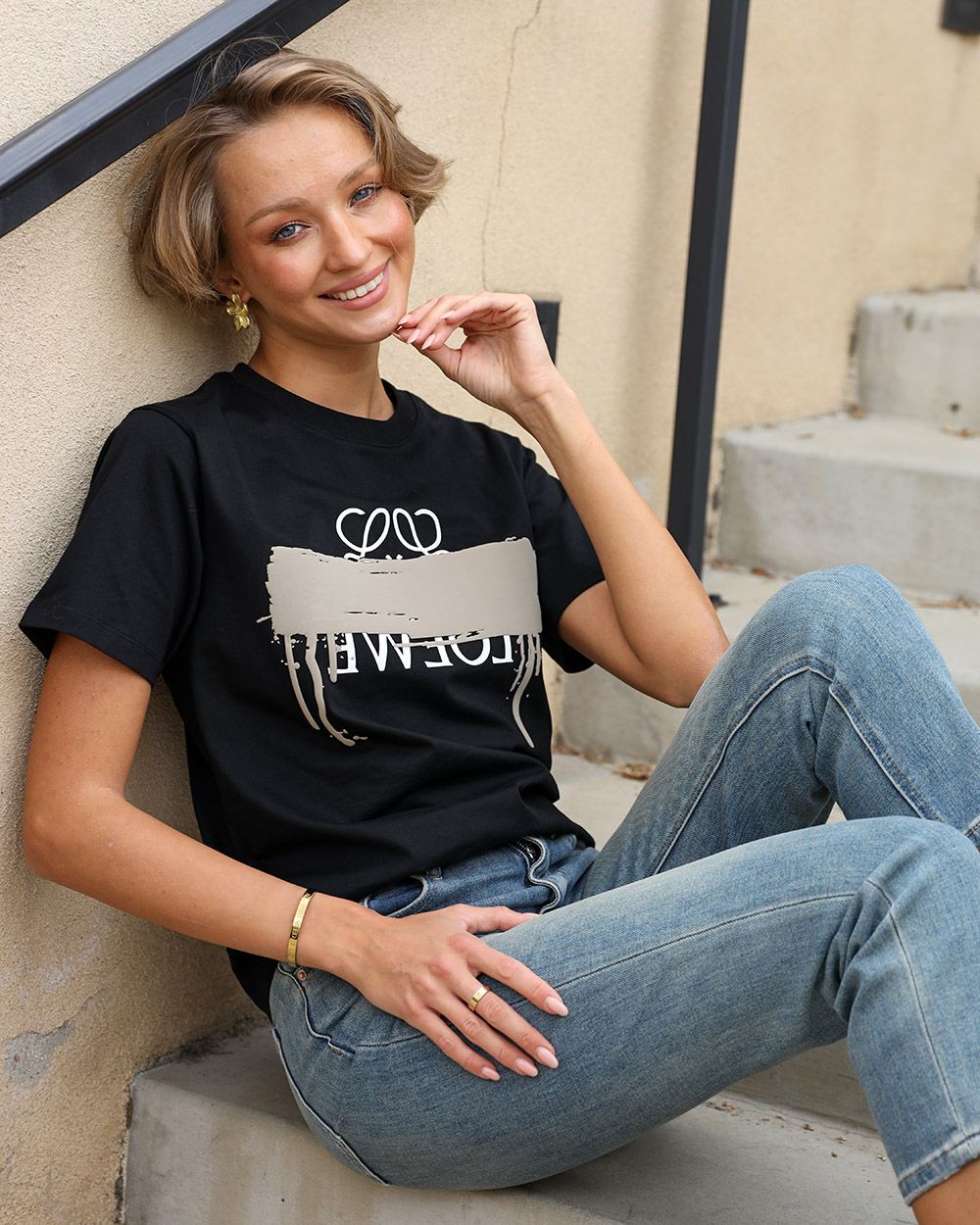 【MICALLE MICALLE Account】 HOMMAGE DORO EL T-SHIRT   (ブラック)   ロゴ T-SHIRT  MAD115TDB