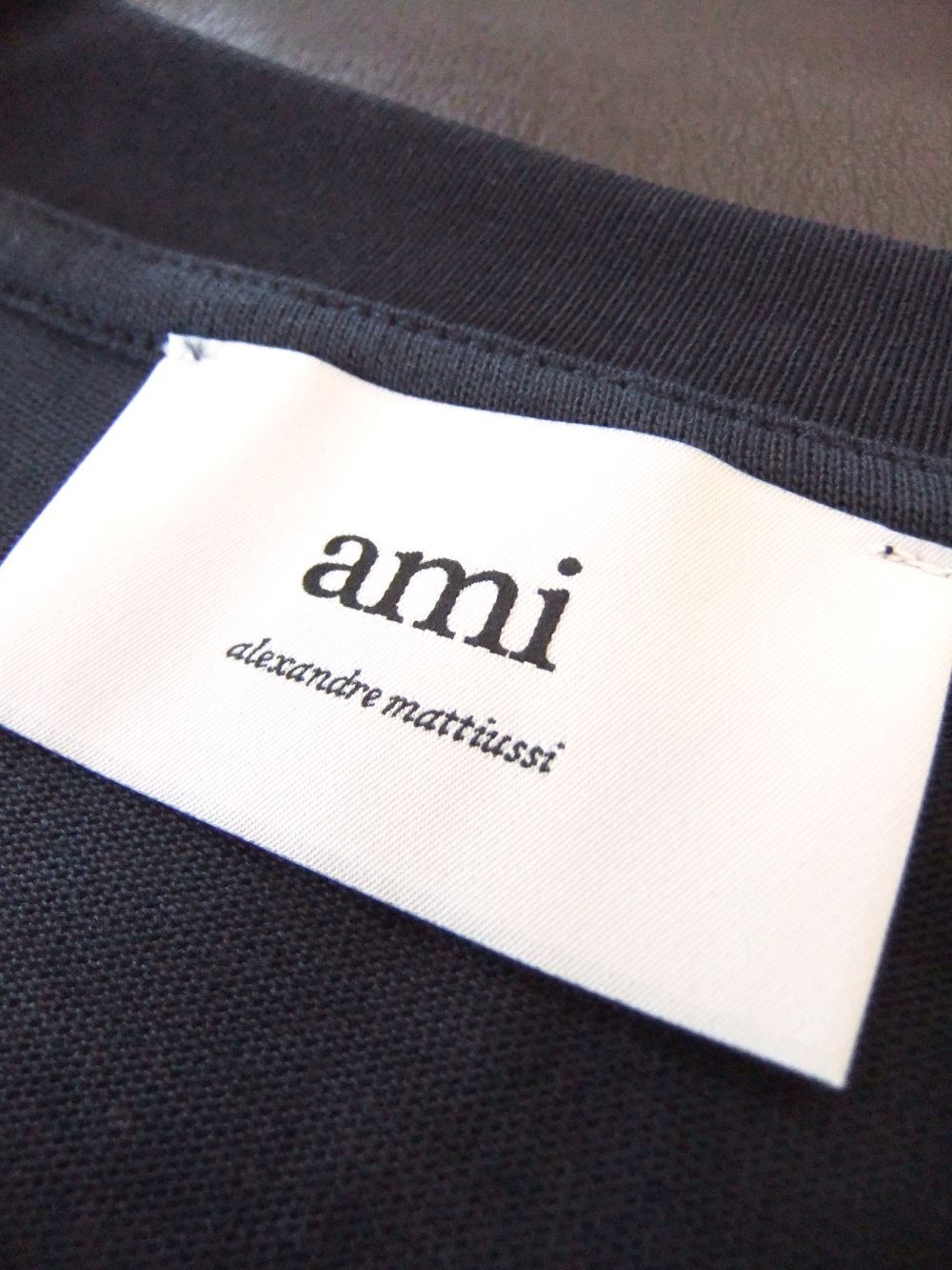 【ユニセックス】AMI DE COEUR Tシャツ  （ネイビー）  ロゴ パッチ 半袖 Tシャツ