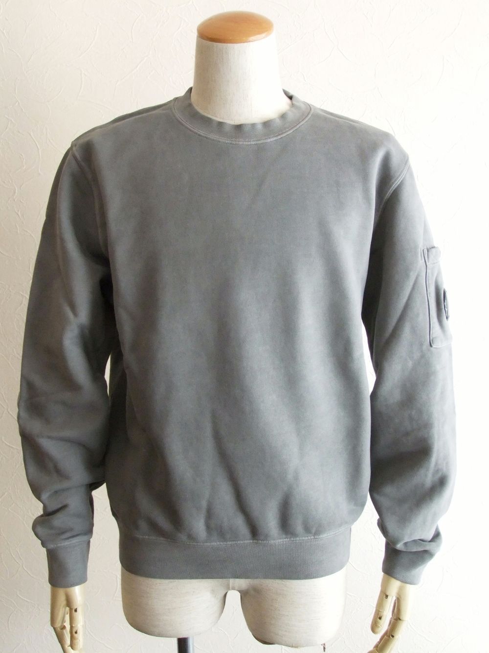 BRUSHED & EMERIZED DIAGONAL FLEECE  SWEATSHIRT  (グレー) クルーネック スウェットシャツ