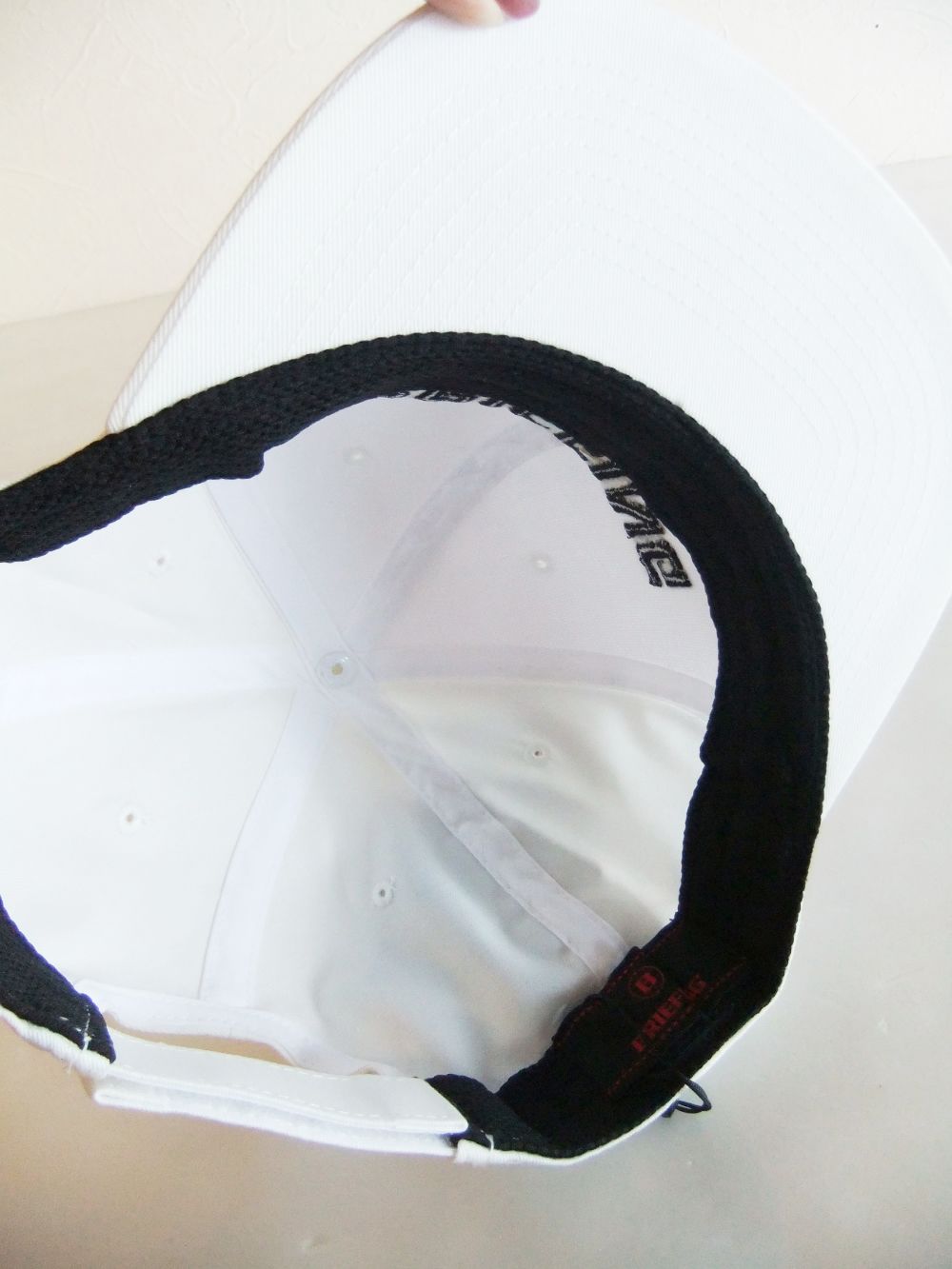 MENS BASIC FLAT VISOR CAP （ホワイト） ロゴ フラットキャップ