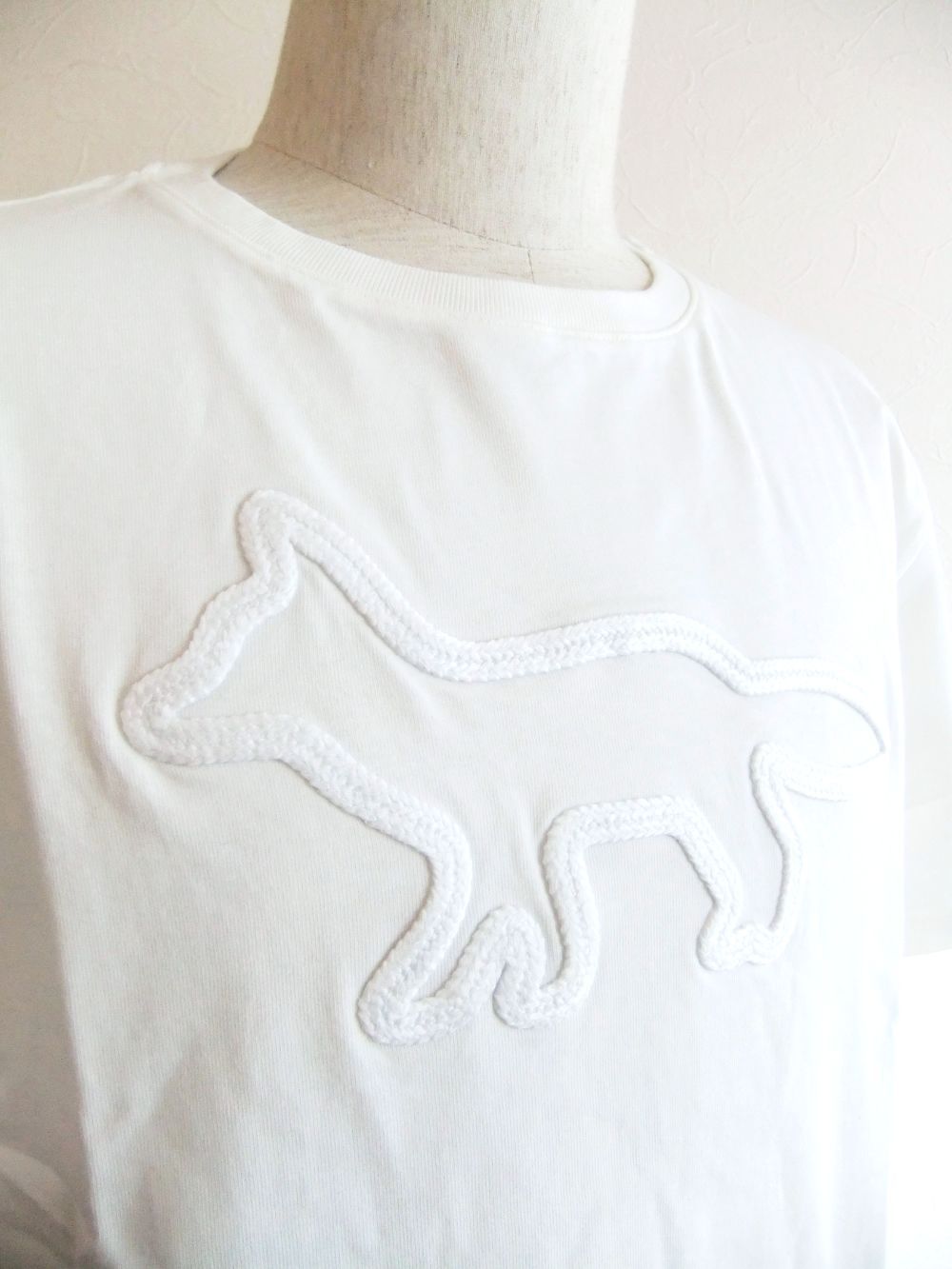 メゾン キツネ コントゥア フォックス パッチ リラックスド Tシャツ （ホワイト）