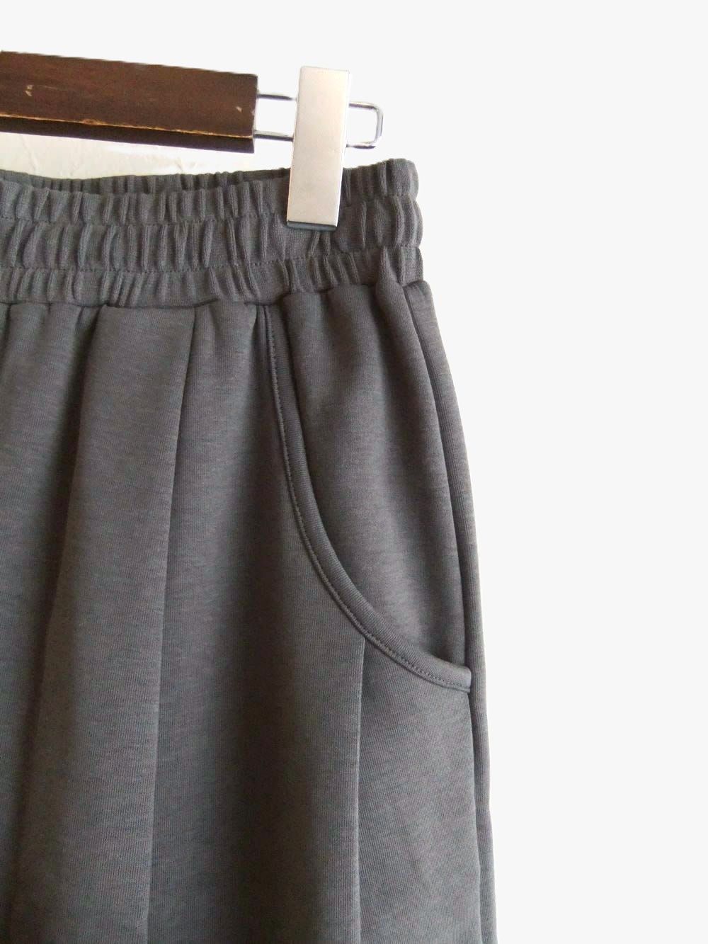 【jeune】 ポンチ タック入り バルーン パンツ   (チャコールグレー)  J152634M