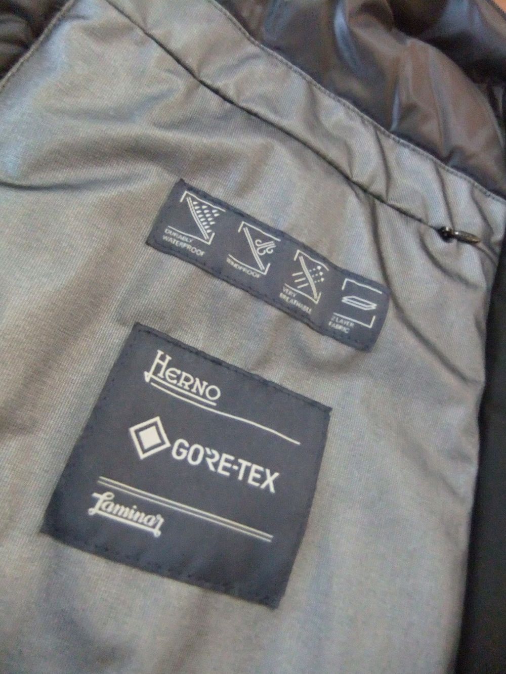 GORE-TEX  フーデッドダウンブルゾン