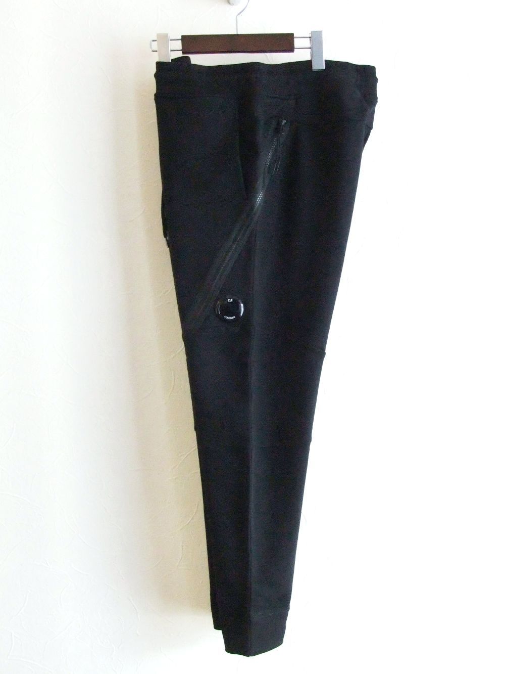 C.P. COMPANY - DIAGONAL RAISED FLEECE UTILITY SWEATPANTS ZIP スウェットパンツ |  4.444glad