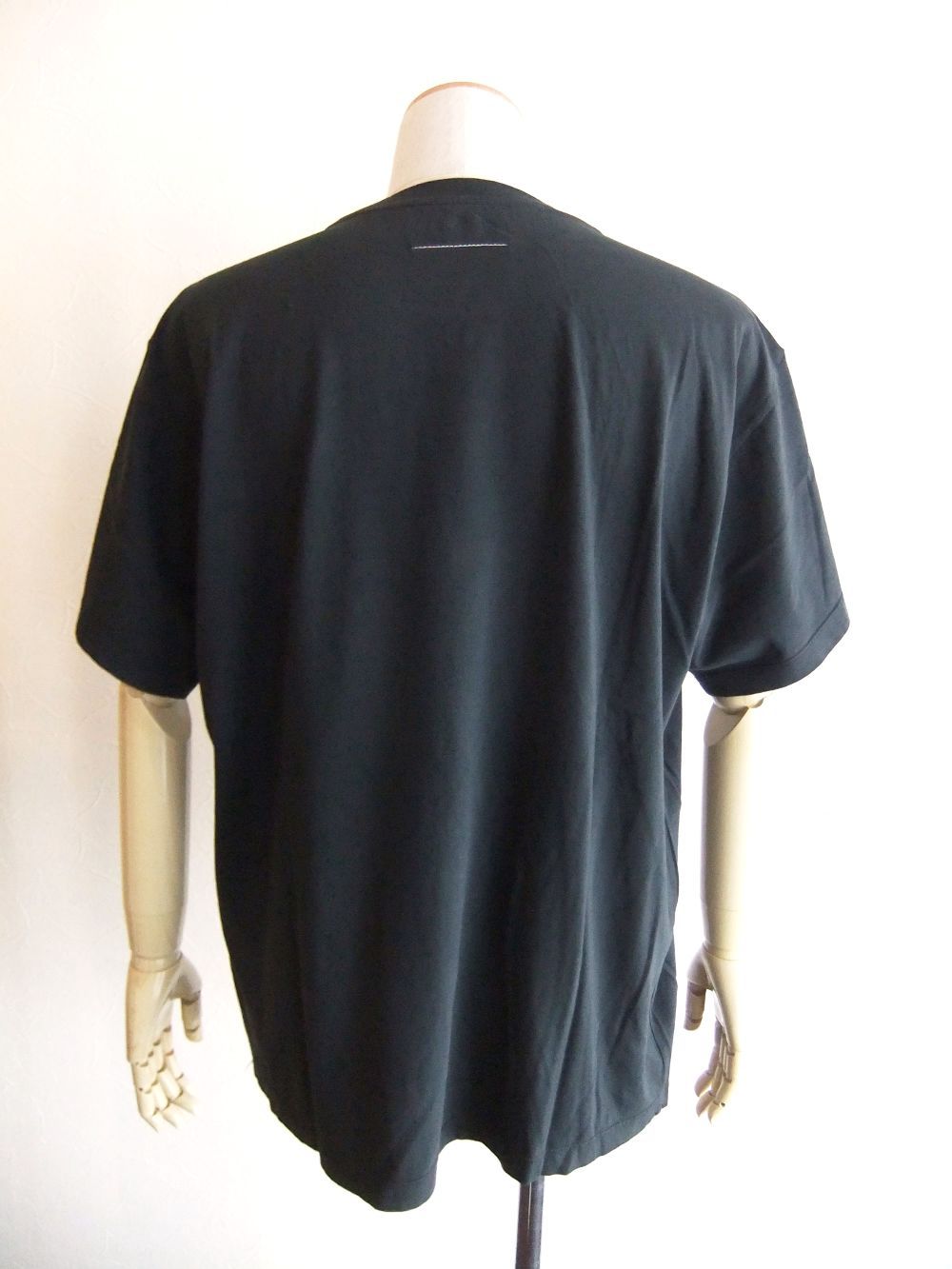 《MM➅》 Maison Margiela  6 LOGO PRINT T-SHIRT   (ブラック)  ナンバリングTシャツ