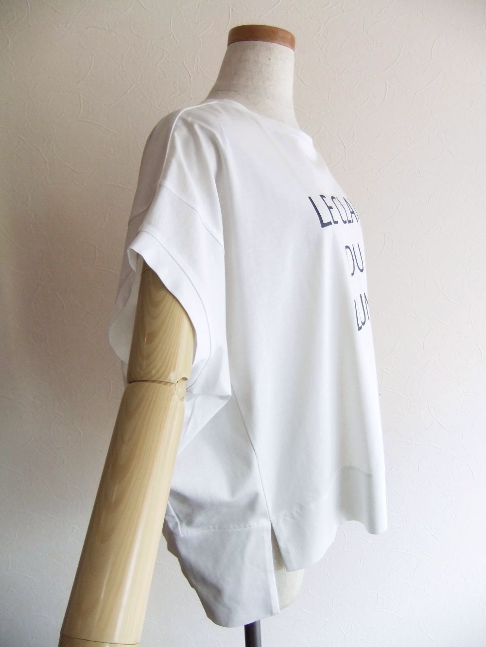 ロゴプリント フロントスリット コクーン Tシャツ  (ホワイト)  526976
