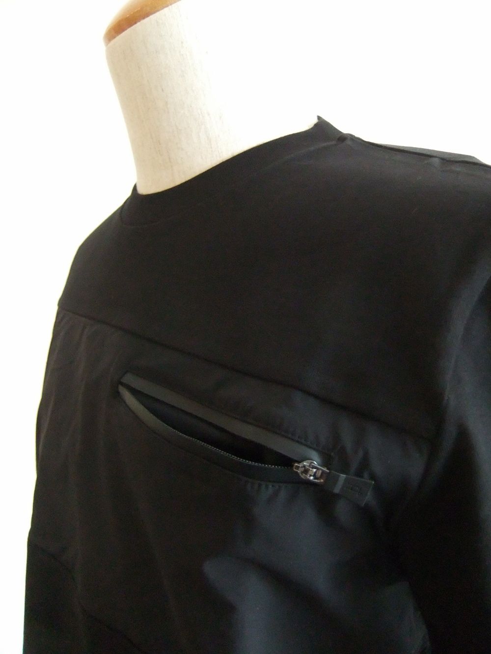COTTON JERSEY ZIP POCKET T-SHIRT  (ブラック) ZIP- ポケット Tシャツ
