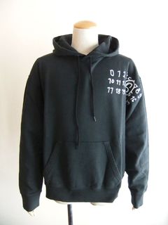 《MM➅》 Maison Margiela  (ブラック)  ロゴ プルオーバー パーカー