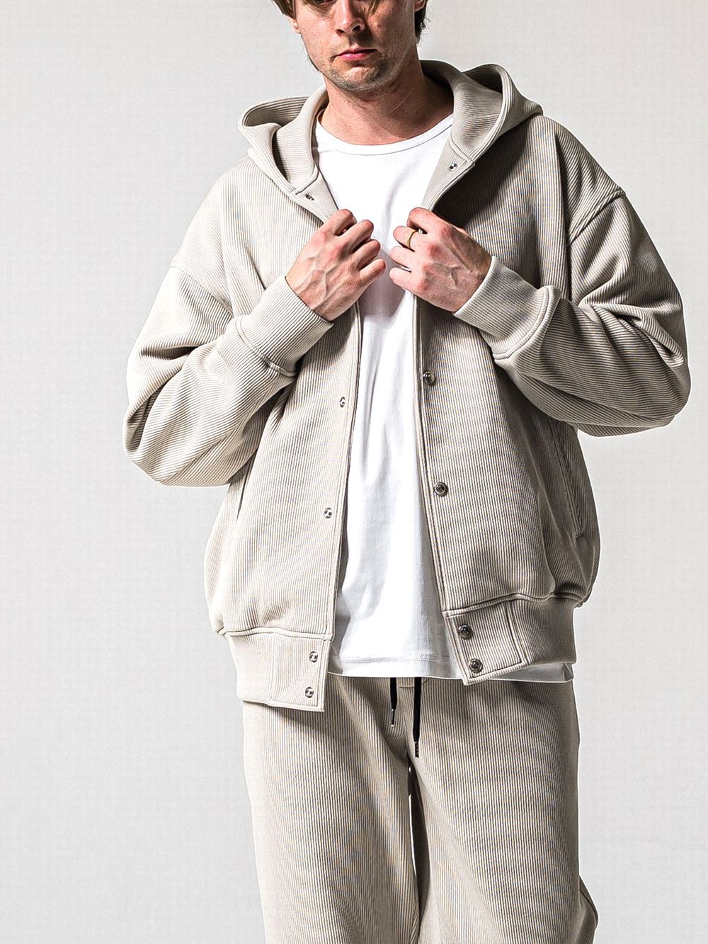 AZE VARSITY HOODIE   (グレージュ)  フード付き スタジャン