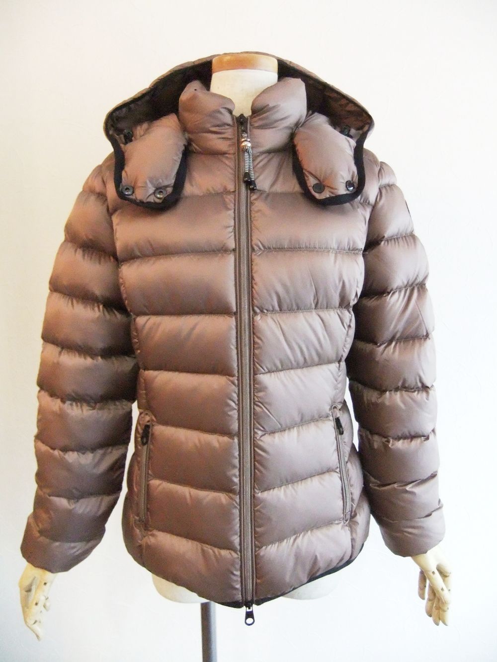 《LADIES》 STELLA  ( モカ ) シャイニーナイロン ダウンブルゾン  32550