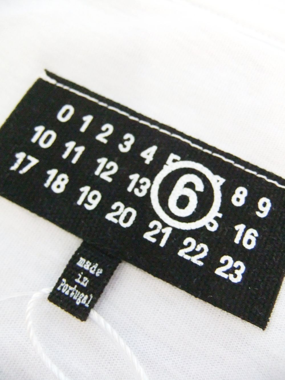 《MM➅》 Maison Margiela  6LOGO PRINT T-SHIRT (ホワイト) ロゴTシャツ