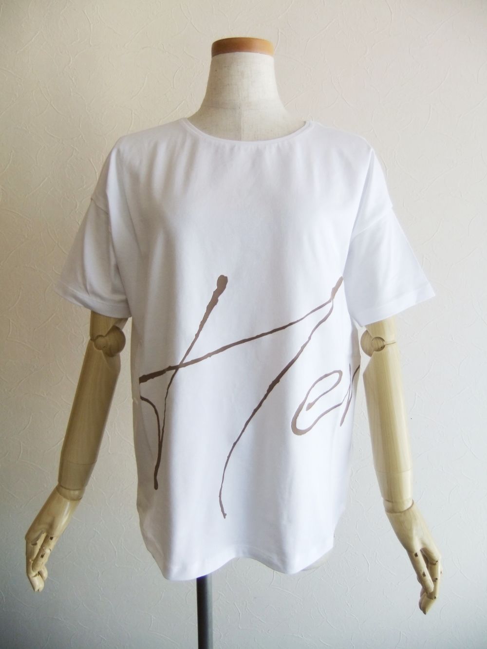 【LADIES】 手描き風 ロゴ プリント Tシャツ   JG000178D / 52009