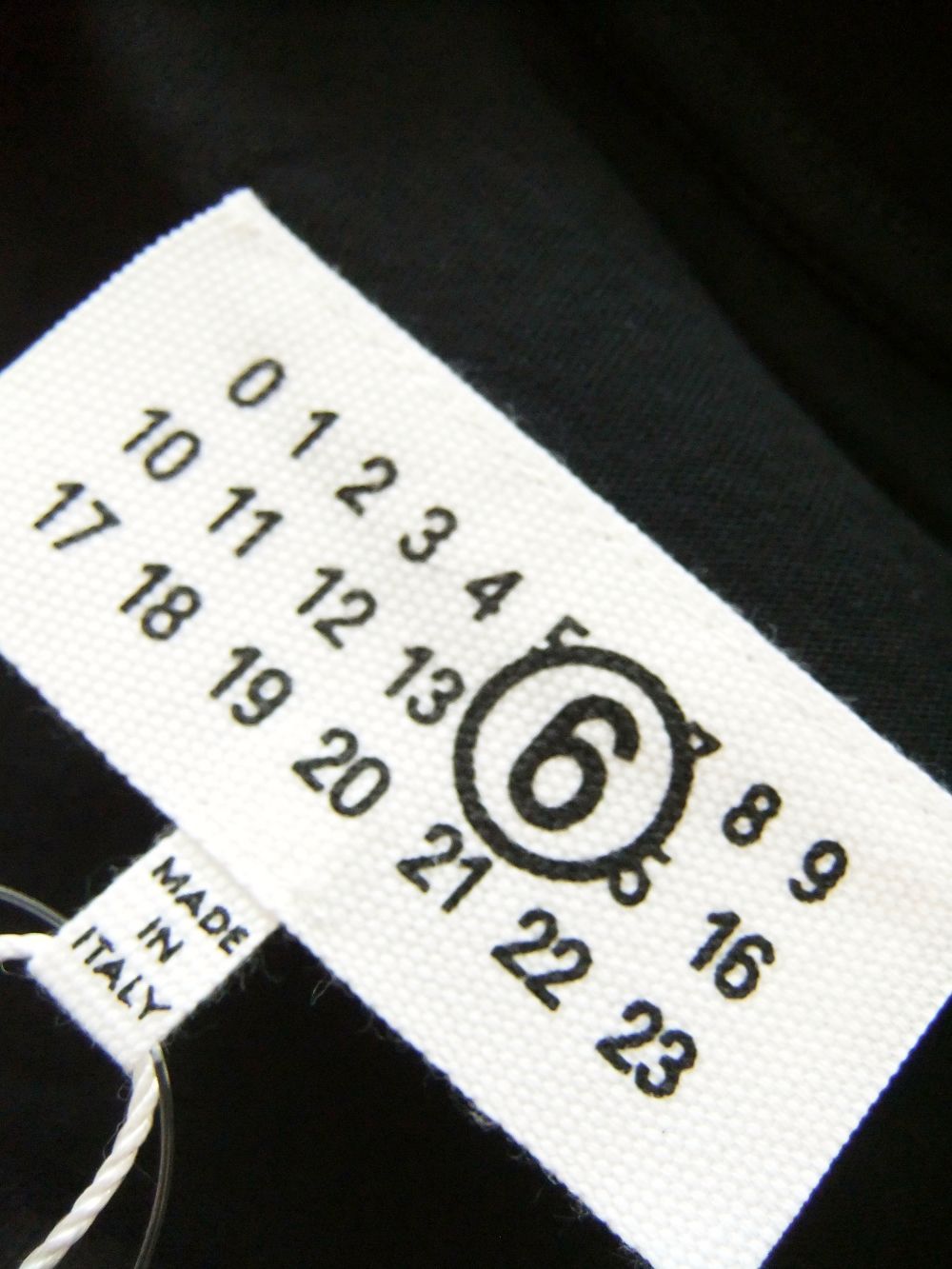 《MM➅》 Maison Margiela  6 LOGO PRINT T-SHIRT (ブラック) ロゴTシャツ