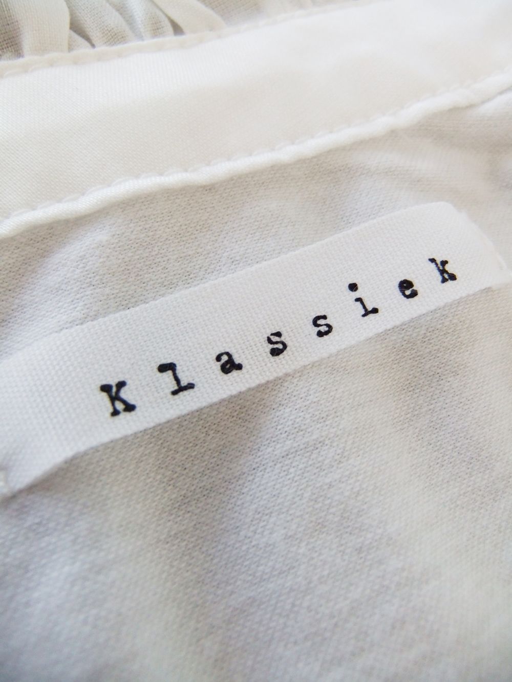 【Klassiek】 フリル付き スタンドカラー ブラウス Tシャツ  （ホワイト） K125502M