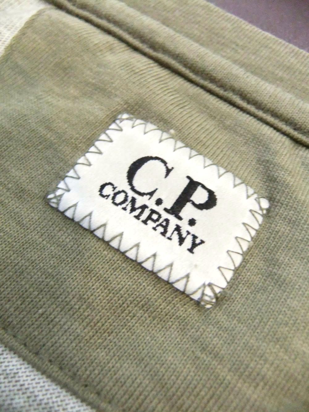 20/1 JERSEY PLATED LOGO T-SHIRT  （ミリタリーグリーン）  ロゴ半袖Tシャツ