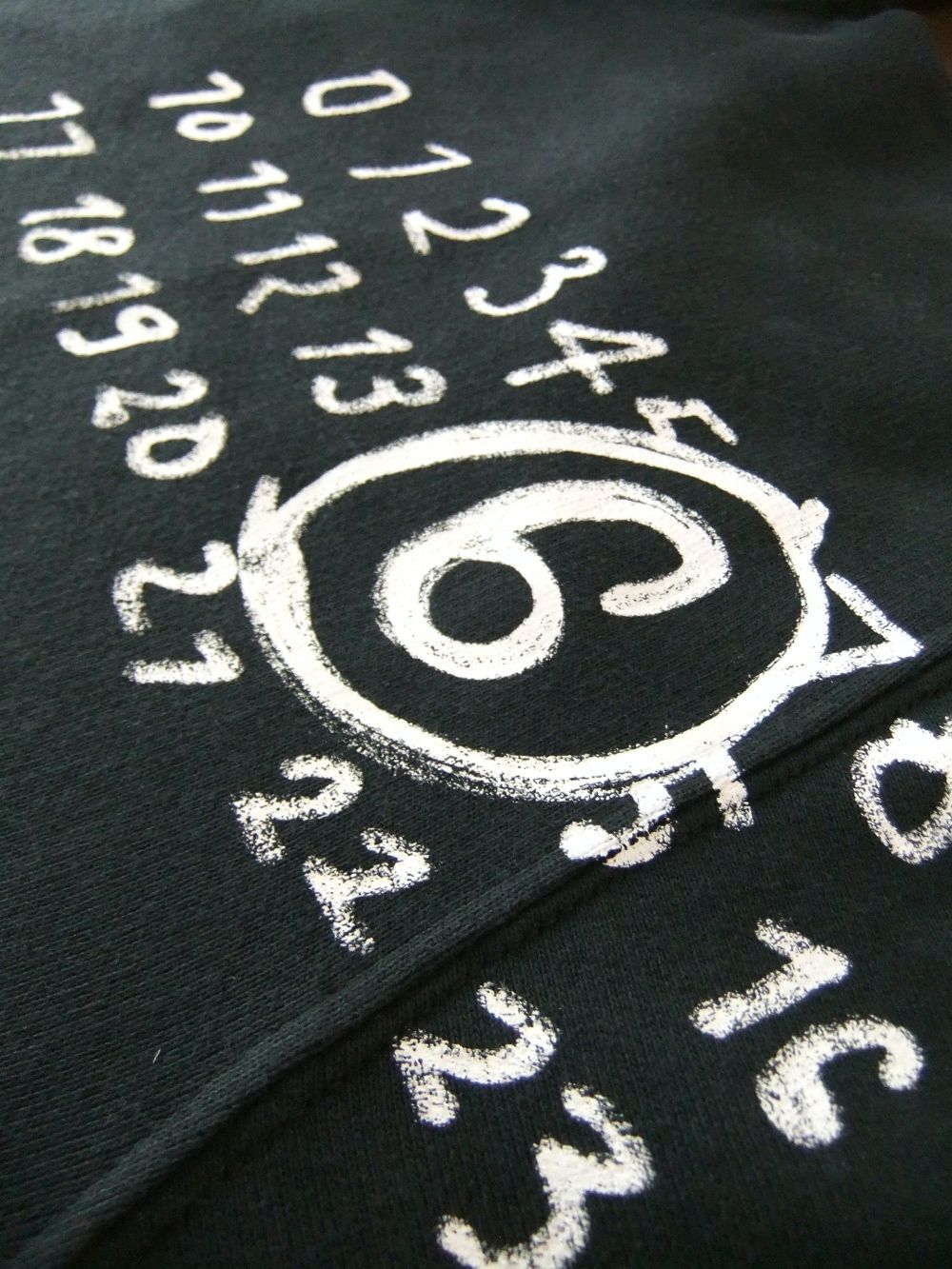 《MM➅》 Maison Margiela  (ブラック)  ロゴ プルオーバー パーカー