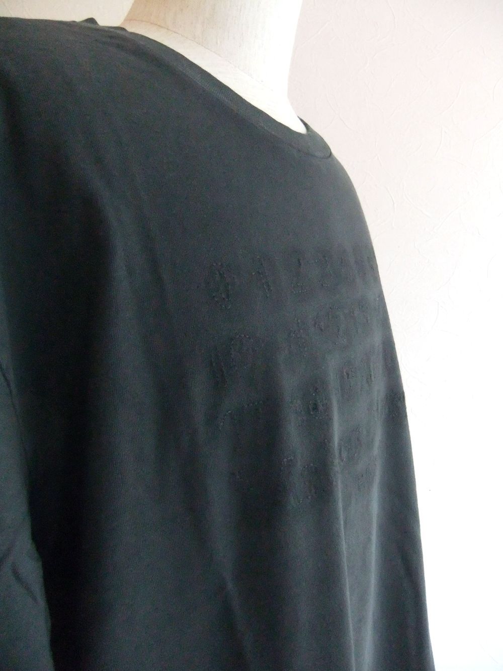 MAISON MARGIELA   (ブラック)  エンブロイダー ロゴ Tシャツ