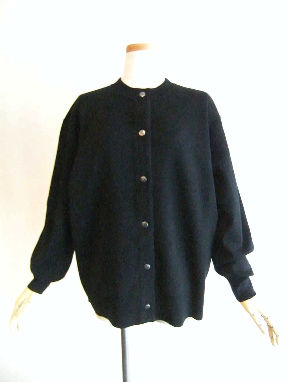 ドットボタン クルーネック カーディガン   （ブラック） 546914