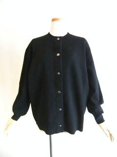 ドットボタン クルーネック カーディガン   （ブラック） 546914