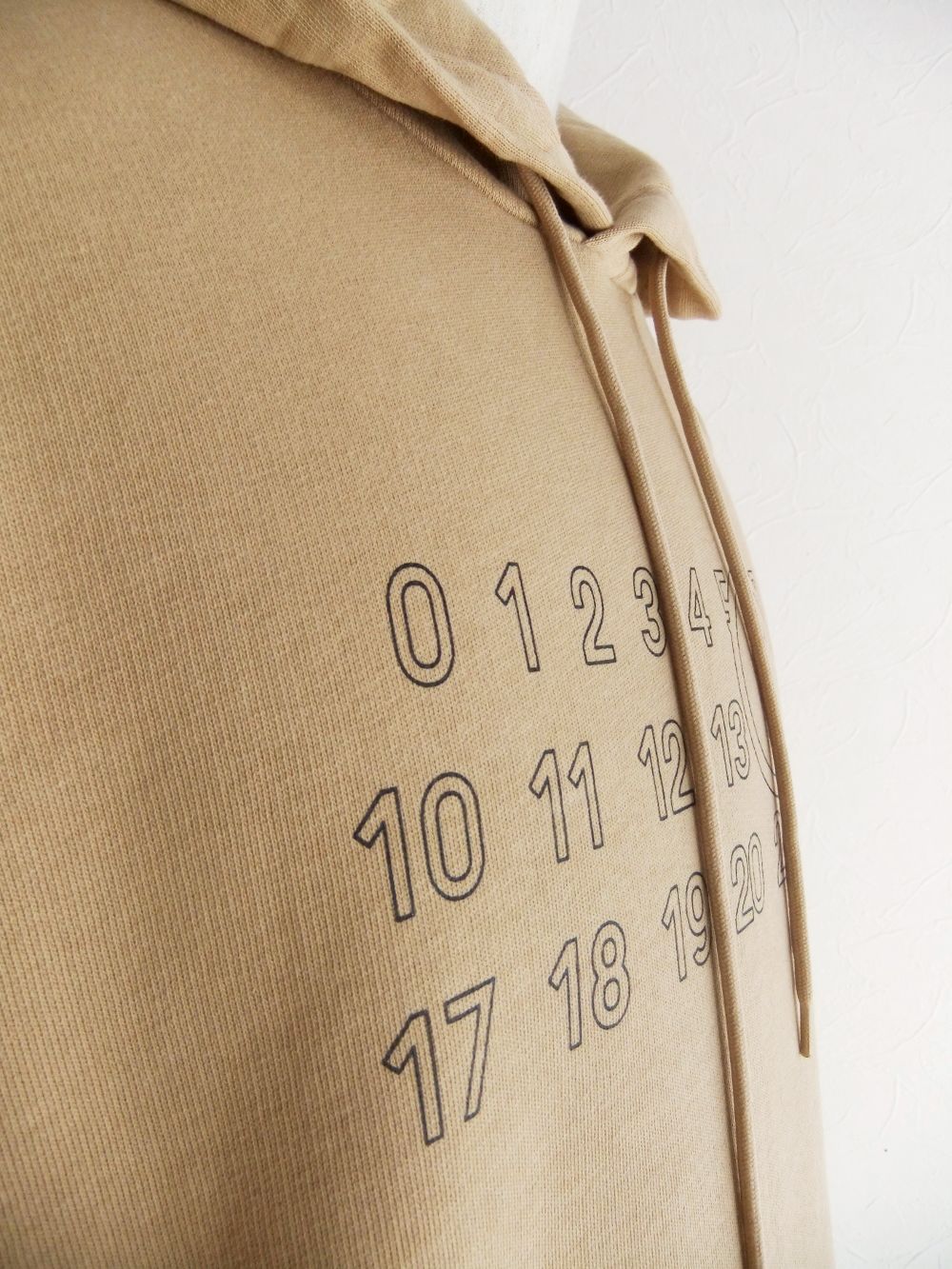 《MM➅》 Maison Margiela  (ベージュ)  ロゴ プルオーバー パーカー