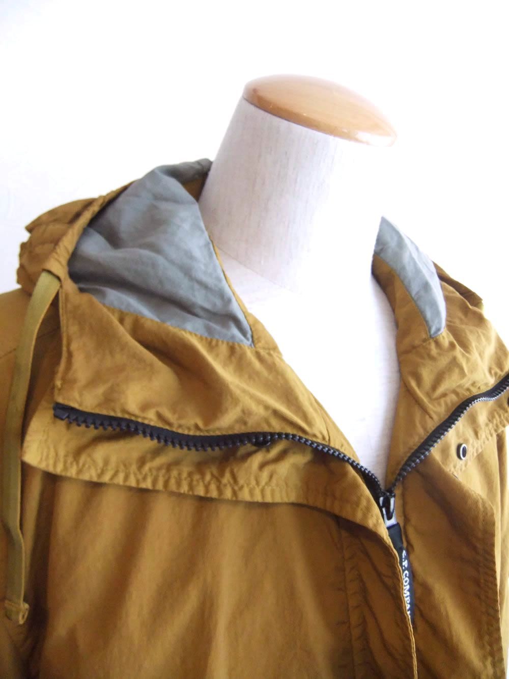 T-ST NYLON HOODED LENS OVERSHIRT  (キャメル) ジップアップ パーカー ブルゾン