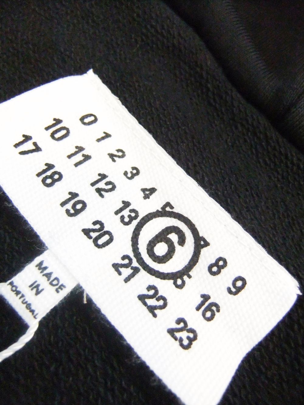 《MM➅》 Maison Margiela  (ブラック)  ロゴ プルオーバー パーカー