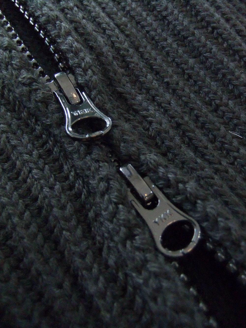 MERINO WOOL ZIPPED JUMPER   (ブラック) リブ編みZIPスタンドカラーセーター