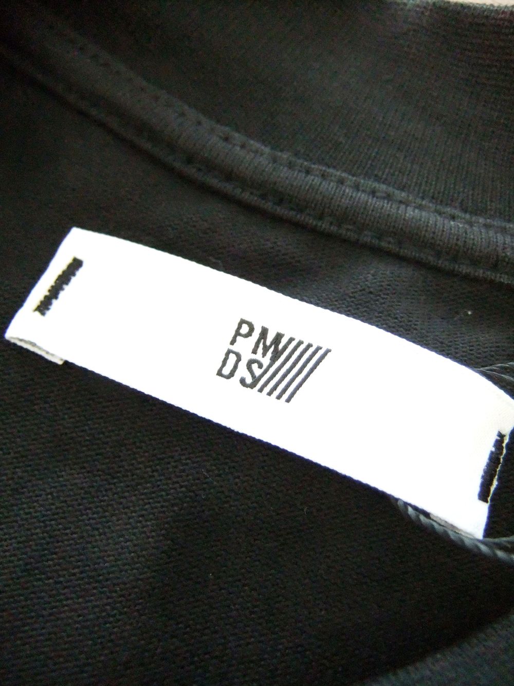MIYO (ブラック）  ロゴプリント モックネック半袖 Tシャツ