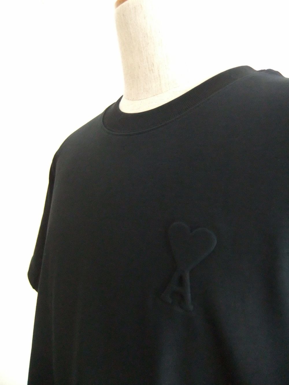 【ユニセックス】AMI DE COEUR Tシャツ (ブラック）  ロゴ半袖 Tシャツ