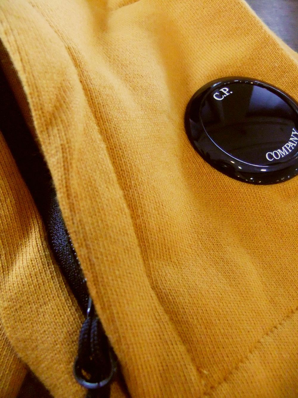 DIAGONAL RAISED FLEECE  HOODIE  (イエロー) フーデッド スウェットシャツ