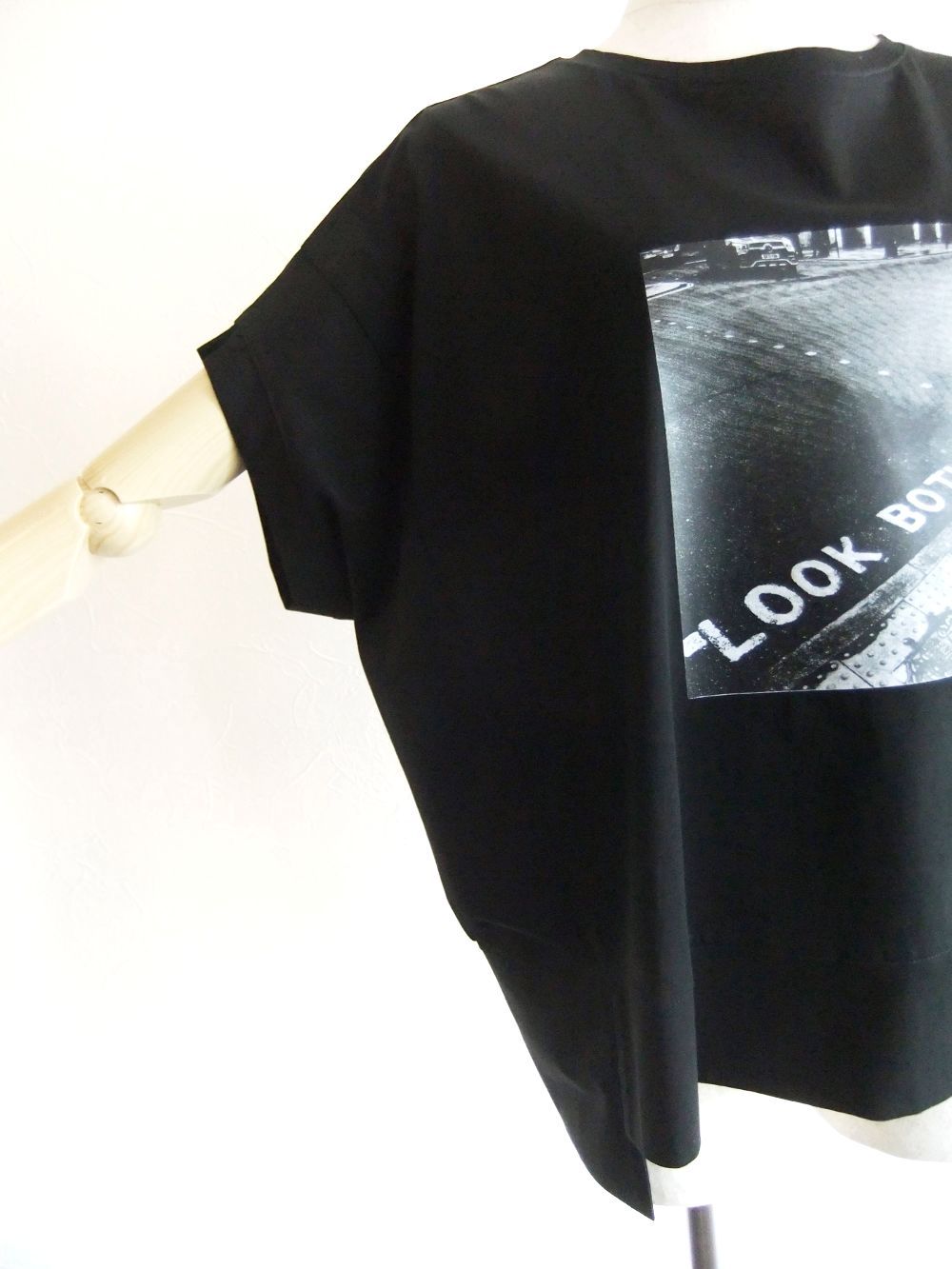 フォトプリント フロントスリット コクーン Tシャツ  (ブラック)  526978
