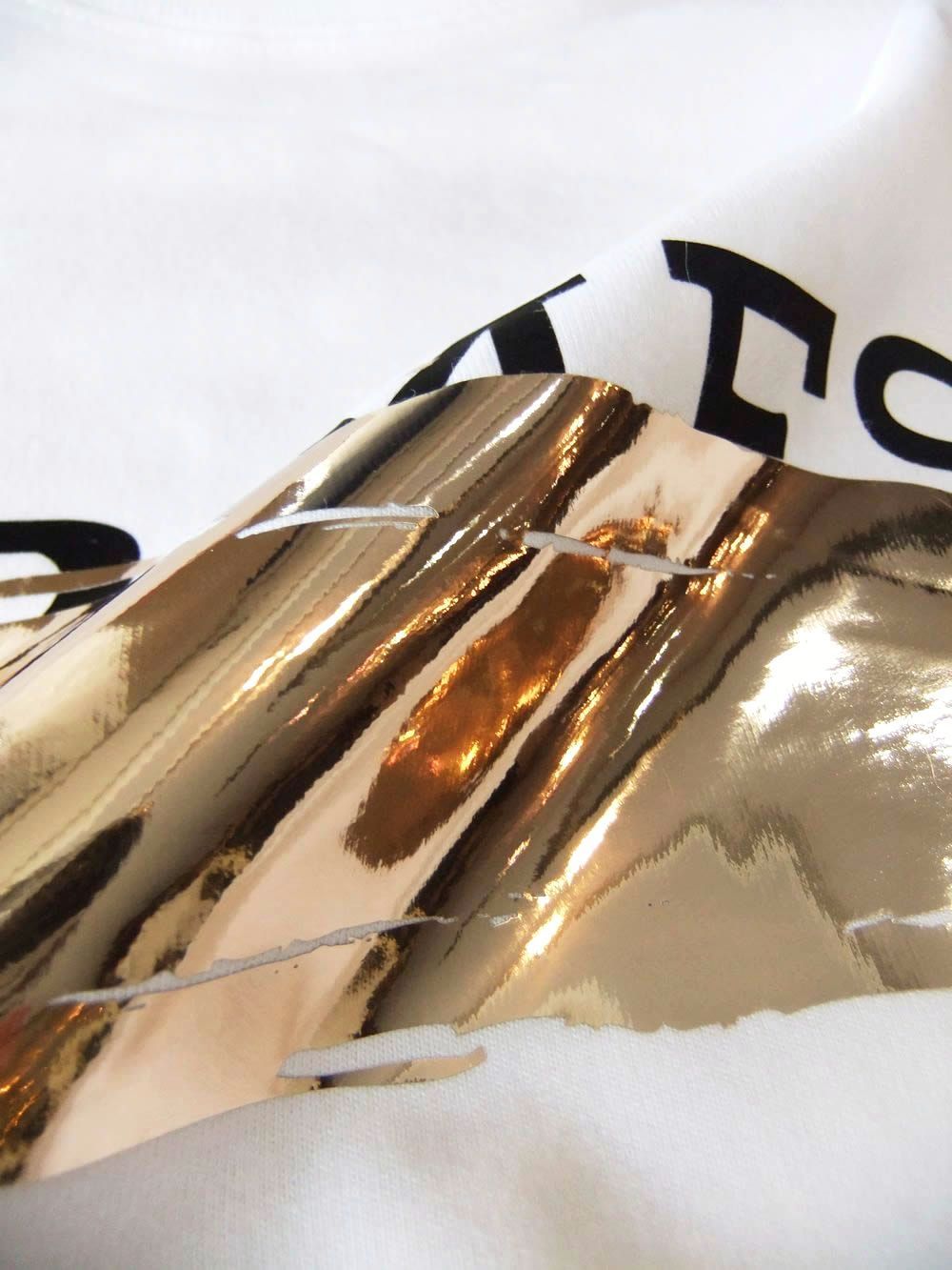 【MICALLE MICALLE Account】 HOMMAGE HFRMFS FOIL PAINT T-SHIRT  (ホワイト×メタリック)  ロゴ T-SHIRT   MAA105TEA