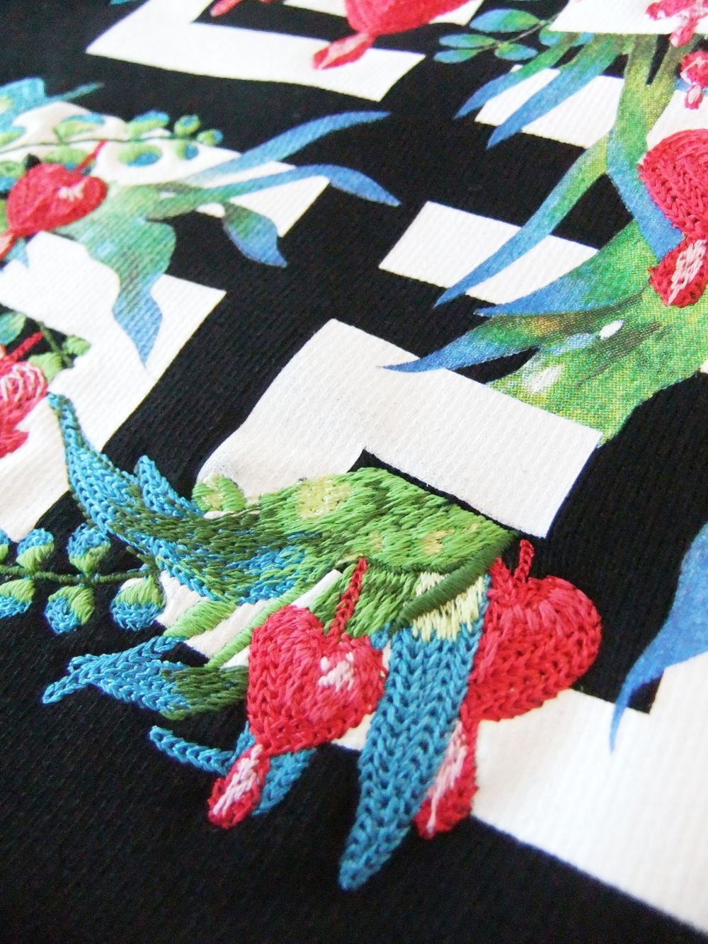 GIVENCHY  ロゴ + フラワー刺繡 フーディー