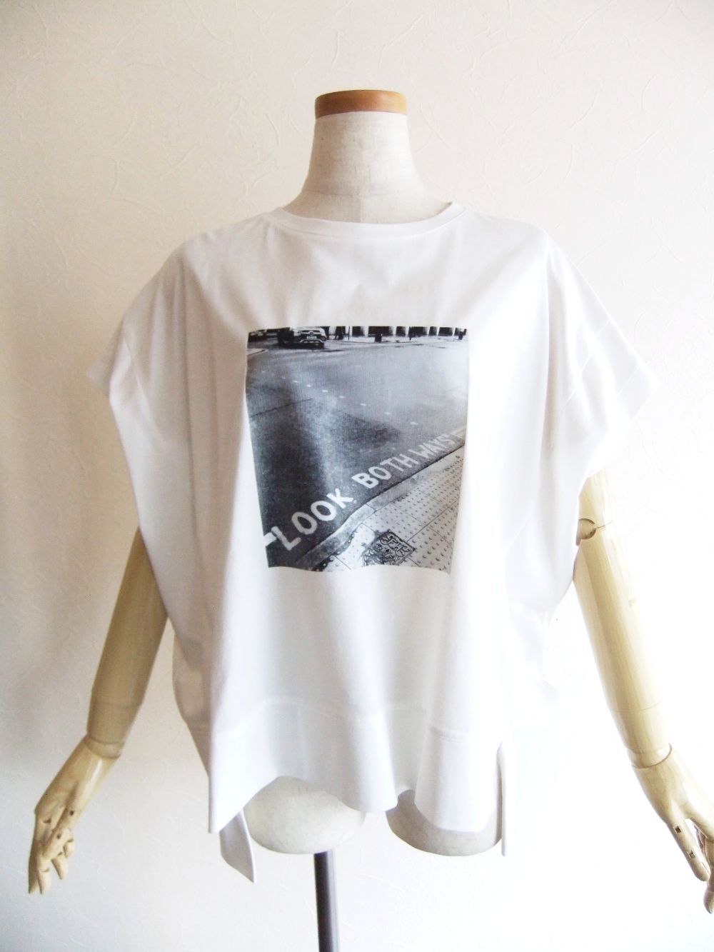 フォトプリント フロントスリット コクーン Tシャツ  (ホワイト)  526978