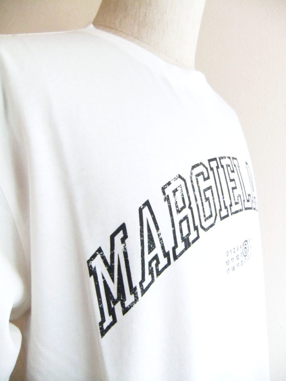 《MM➅》 Maison Margiela  (ホワイト)  LOGO PRINT T-SHIRT  ロゴTシャツ