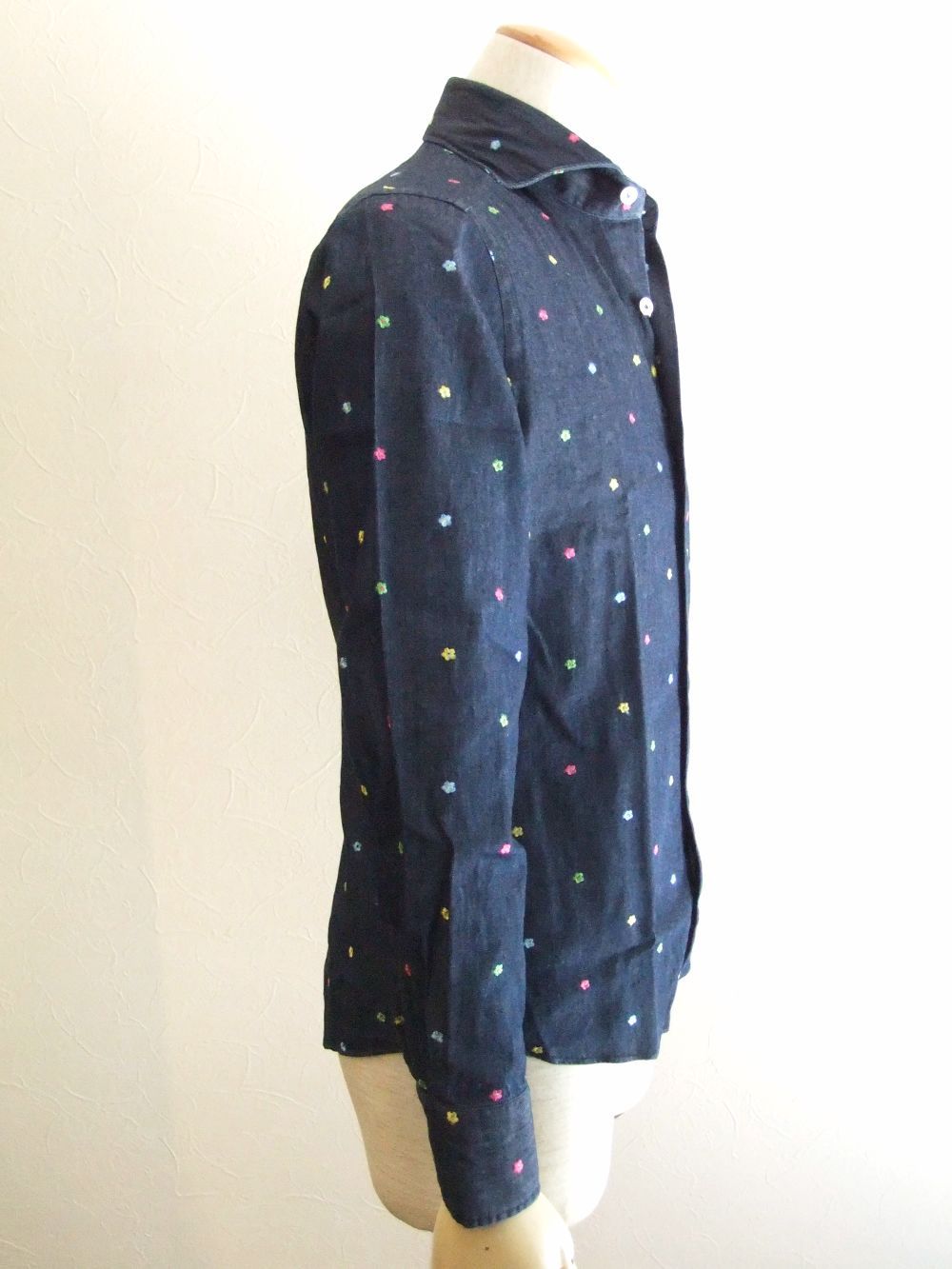 ウォッシャブル INDIGO フラワー刺繡シャツ    385300V84