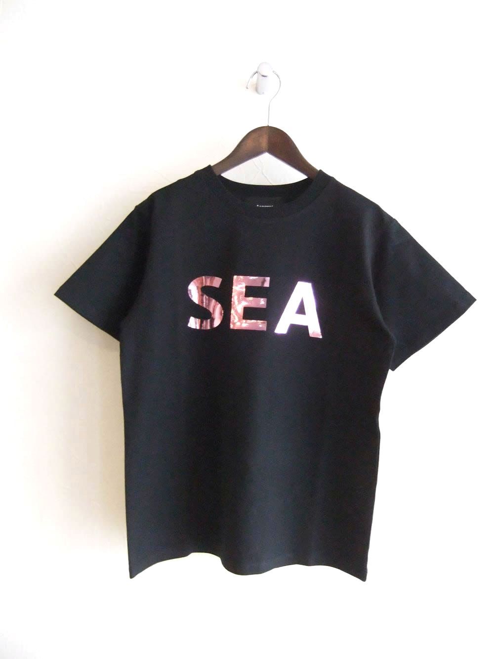【MICALLE MICALLE Account】 SEA SURF FOIL T-SHIRT  (ブラック×メタリック ピンク)  ロゴ T-SHIRT   MAA110TEA