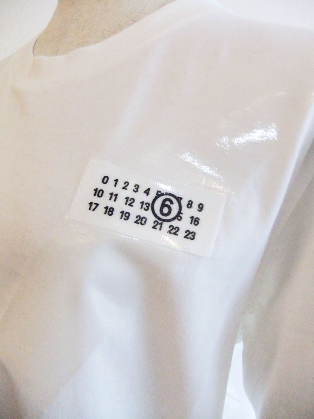 【レディース】MM⑥ MAISON MARGIELA  (ホワイト)  ロゴ Tシャツ