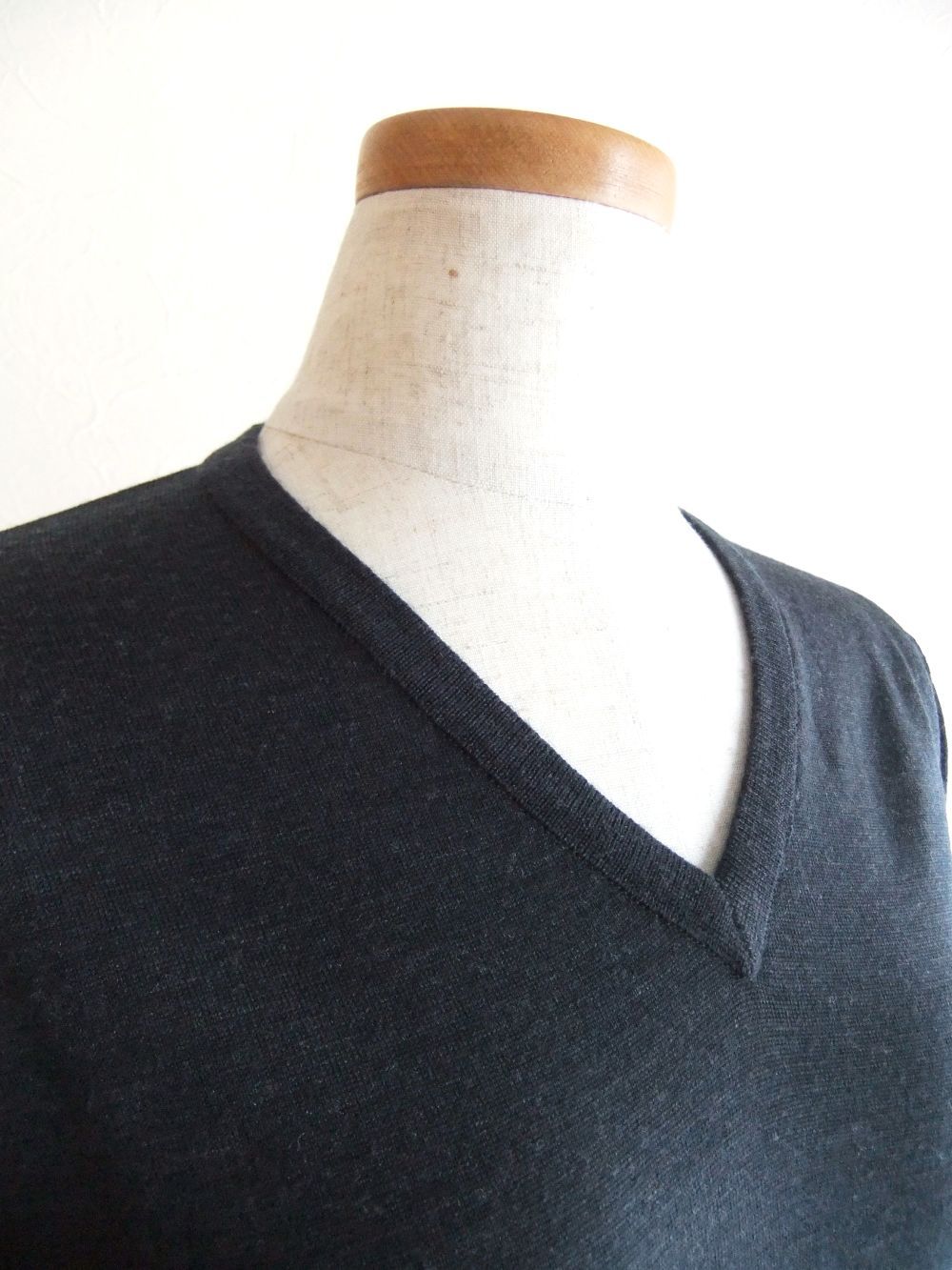 《LADIES》 CARA 30G ウール 長袖 Vネック ニット 【MODERN FIT】