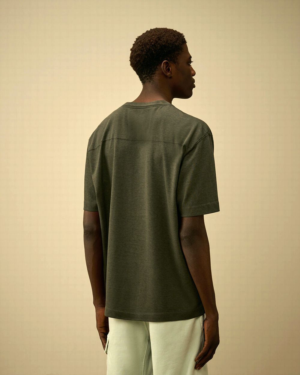 20/1 JERSEY PLATED LOGO T-SHIRT  （ミリタリーグリーン）  ロゴ半袖Tシャツ