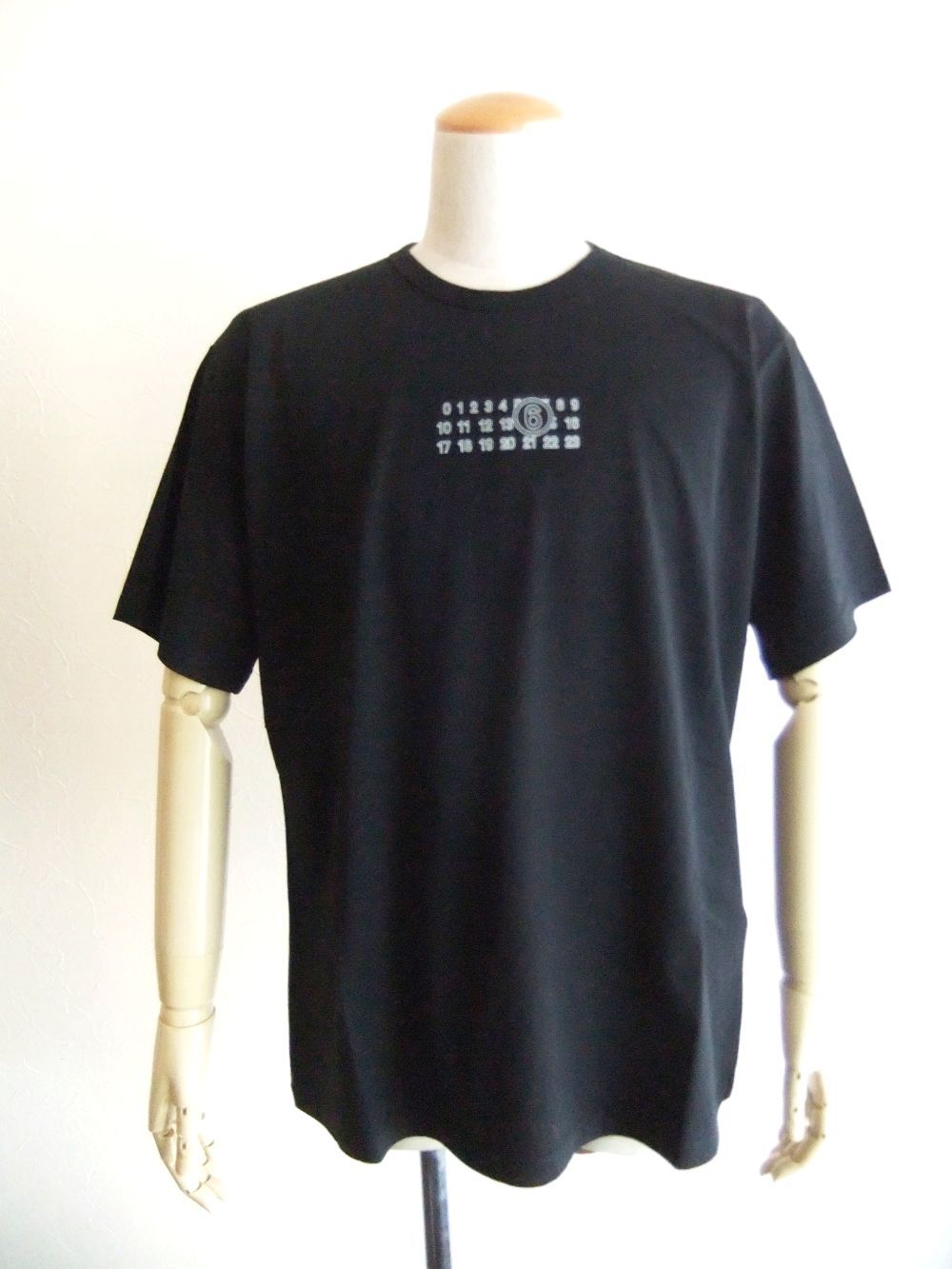 MM6 MARGIELA ブラック Tシャツ 36 ロゴ MM6 Maison Margiela - 《MM➅》 Maison Margiela 6 LOGO PRINT