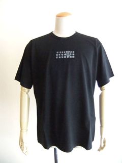 《MM➅》 Maison Margiela 6 LOGO PRINT T-SHIRT   (ブラック)  ナンバリングTシャツ