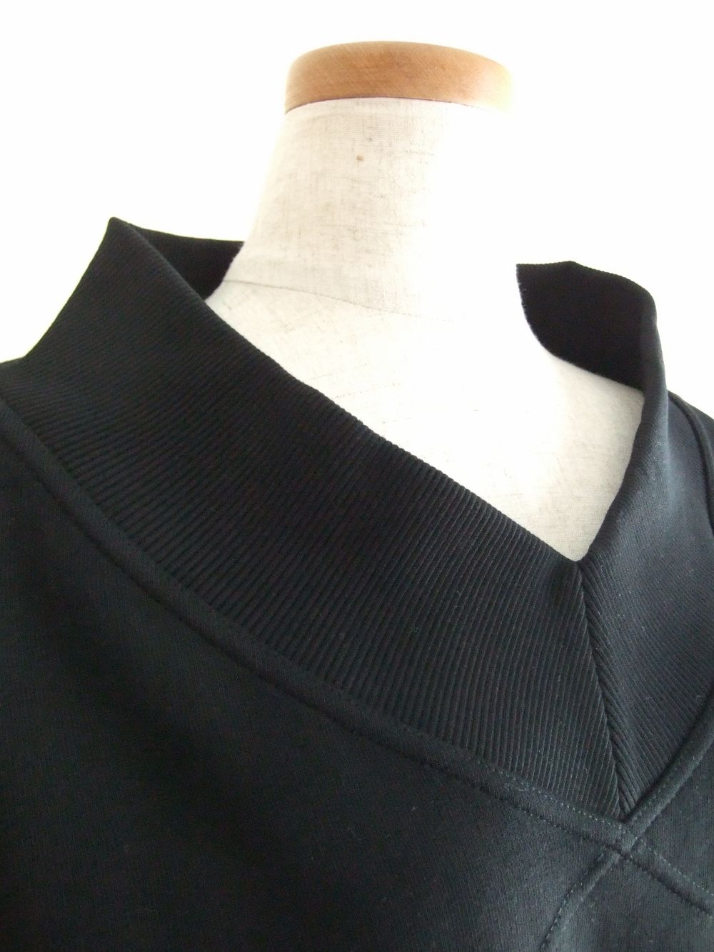 《LADIES》 刺繍ロゴ入り V襟 リブ  ショート スウェット   3241MDM75-227299