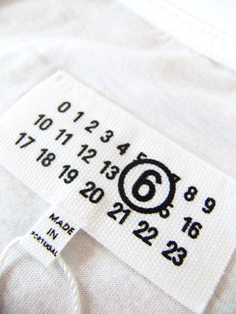 《MM➅》 Maison Margiela  (ホワイト)  LOGO PRINT T-SHIRT  ロゴTシャツ