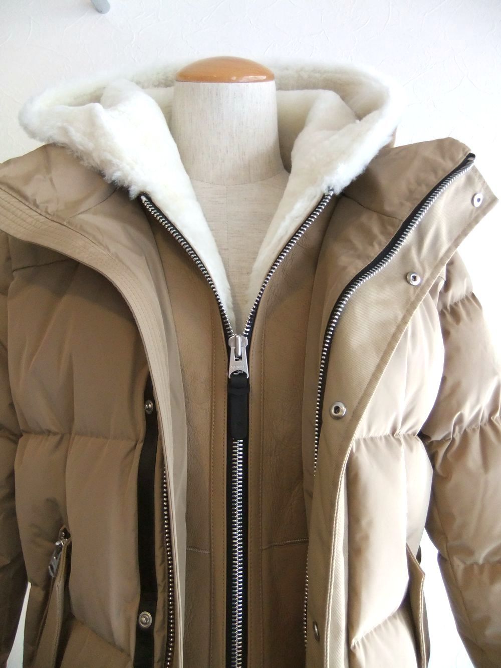 RILEY  (キャメル)   フーデッドダウンジャケット