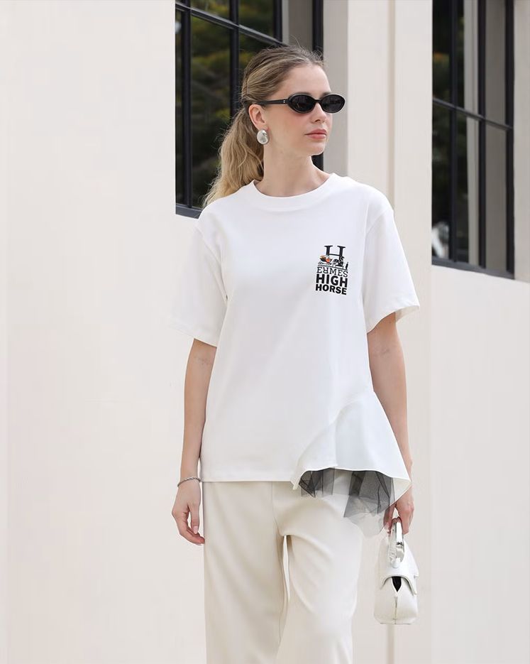 【MICALLE MICALLE Account】 HOMMAGE HIGH HORSE SCARF-HEM T-SHIRT  (ホワイト)  スカーフヘム フリル Tシャツ  MAD114TEB